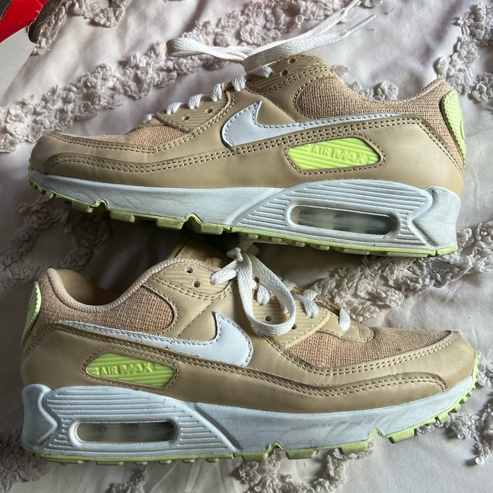 Nike women’s AIR MAX 90